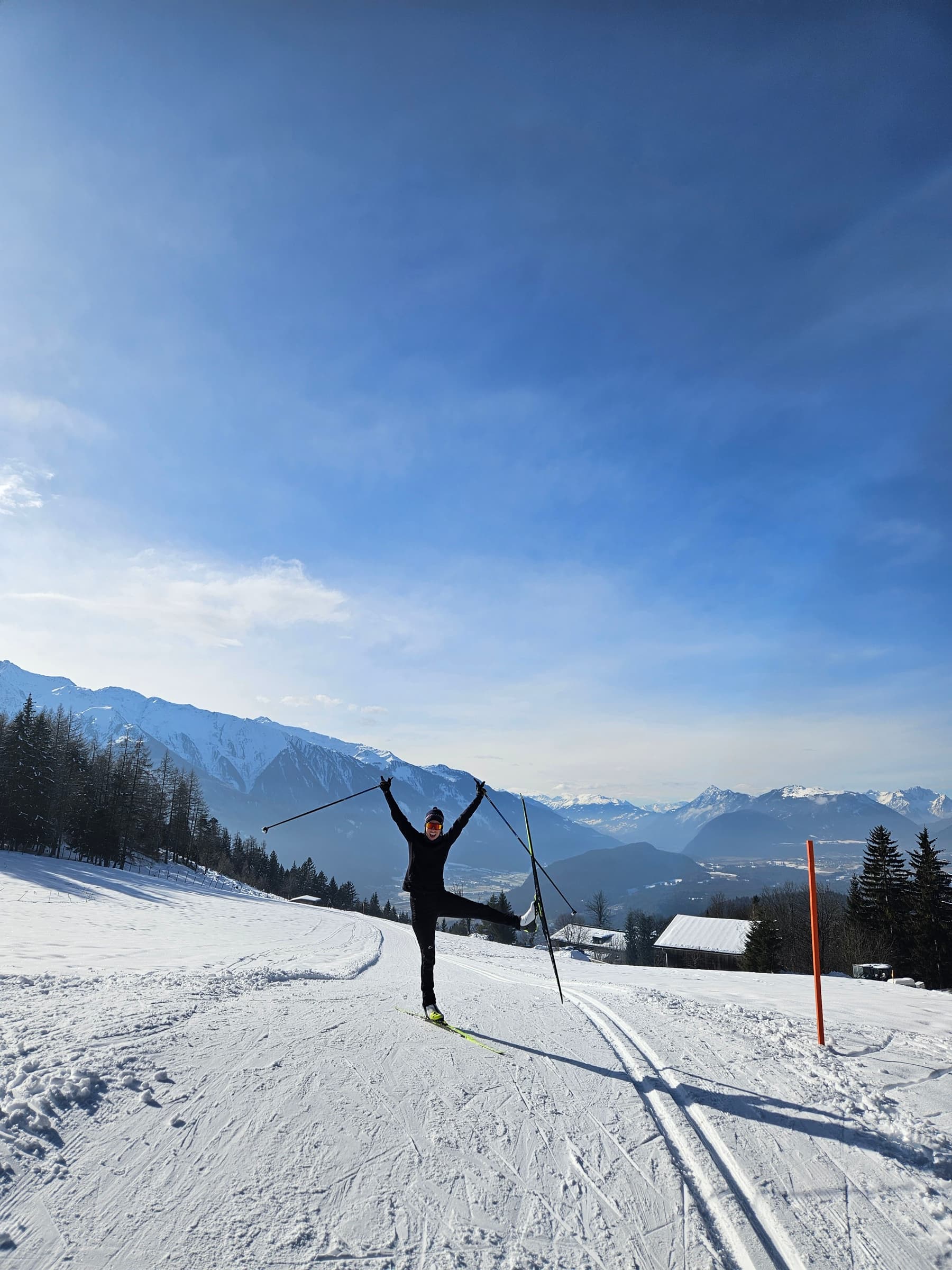 Lisa beim Skilanglauf im Tiroler Bergpanorama