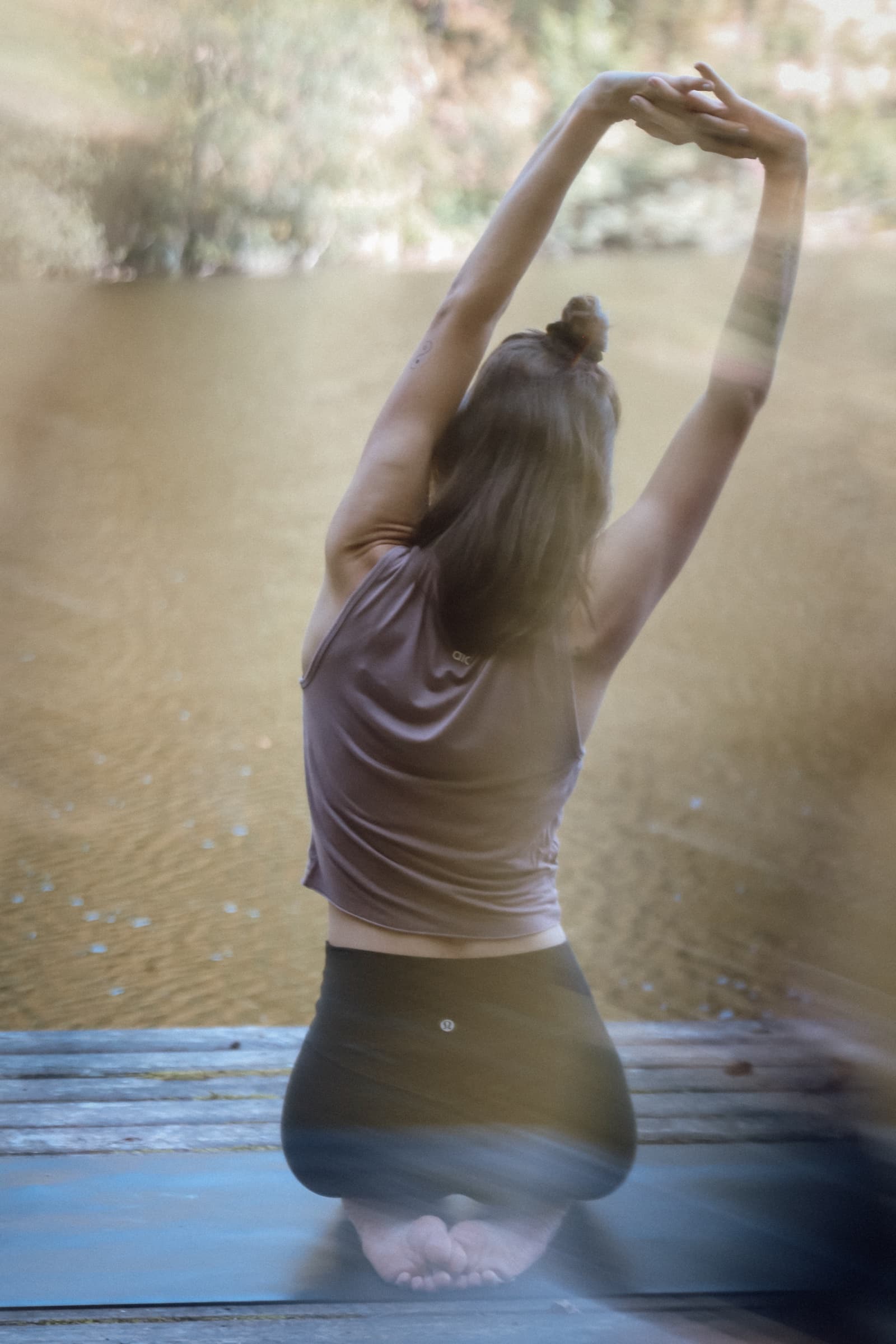 Lisa beim Aufstrecken am Steg vor dem Wasser
